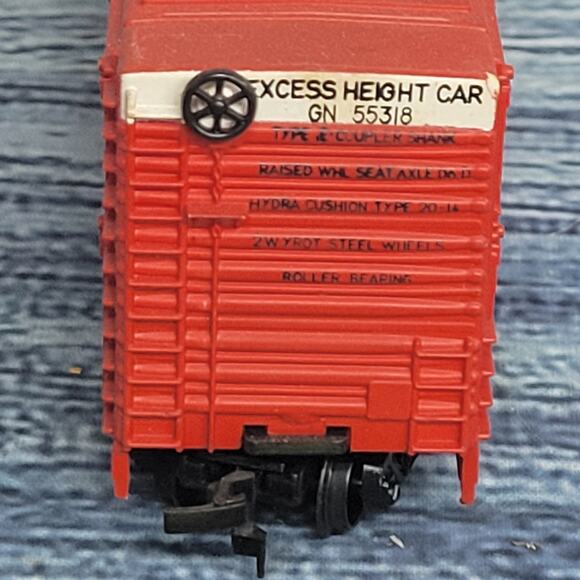 H.O scale Great Northern Hydra cushion box car/car hauler red and white - Picture 8 of 9